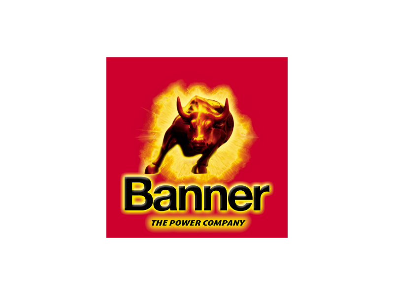Logo mit einem glühenden, angreifenden Stier in der Mitte, darüber das Wort Banner in fetten schwarzen und gelben Buchstaben und darunter der Slogan THE POWER COMPANY auf rotem Hintergrund.