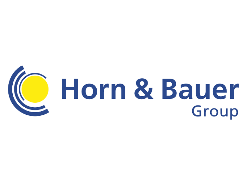 Horn & Bauer Group Logo mit einem gelben Kreis mit blauen geschwungenen Linien auf der linken Seite und dem Firmennamen Horn & Bauer Group in blauer Schrift auf weißem Hintergrund.
