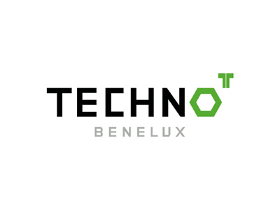 Logo mit dem Wort TECHNO in fetter schwarzer Schrift, wobei das O ein grünes Sechseck ist. Rechts oben im Sechseck befindet sich ein kleines grünes TM. Unterhalb von TECHNO steht das Wort BENELUX in hellgrauen Großbuchstaben.