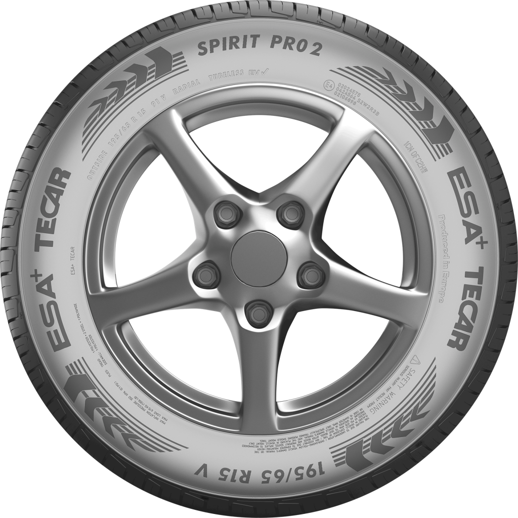 Nahaufnahme eines auf ein Fünfspeichen-Leichtmetallrad montierten Autoreifens mit der exklusiven Reifenmarke ESA+TECAr SPIRIT PRO 2 und der Reifengröße 195/65 R15 91V, die deutlich auf der Seitenwand zu sehen ist.
