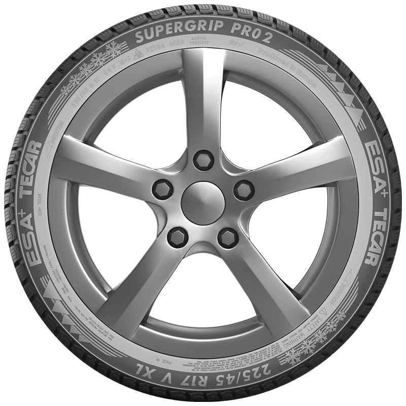 Eine Nahaufnahme eines Autoreifens, der auf ein silbernes Leichtmetallrad montiert ist. Der Reifen, eine exklusive Reifenmarke aus dem Tecar Eigenmarkensortiment, trägt die Aufschrift ESA+TECAR SUPERGRIP PRO 2 und 225/45 R17 94V XL auf der Seitenwand.